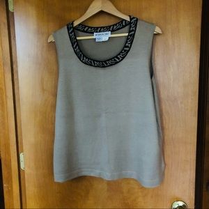 Sleeveless top with animal print neckline